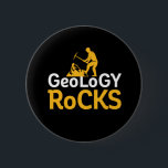 Geology Sten Funny Geological Science Puns Knapp<br><div class="desc">Geology Sten. Lönsam design för dem som kärlek ska studera geologi och samla in sten. Coola och humoristiska varor för jordvetenskap,  kök och nerver. Perfekt för geolog,  högskoleprofessorer och studenter som är ledande inom geologisk forskning. Underbar julklapp och födelsedagspresent för familj och vänner.</div>