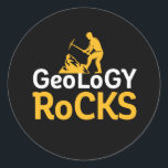 Geology Sten Funny Geological Science Puns Runt Klistermärke<br><div class="desc">Geology Sten. Lönsam design för dem som kärlek ska studera geologi och samla in sten. Coola och humoristiska varor för jordvetenskap,  kök och nerver. Perfekt för geolog,  högskoleprofessorer och studenter som är ledande inom geologisk forskning. Underbar julklapp och födelsedagspresent för familj och vänner.</div>