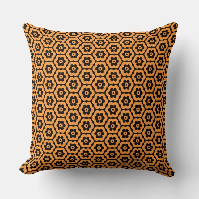 Geometric 280514 (03) - Light Orange and Black Kudde (Framsida)