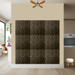Geometric Black and Guld Tile Kakelplatta<br><div class="desc">Den här slående geometriska plattan har en modern svart bakgrund med en lyxig guld hexagon mönster. Den här plattan är idealisk för att lägga till en aning sofistikering i vilket utrymme som helst. Den är perfekt för att skapa en funktionsvägg, framhäva golv eller lägga till en snyggt gräns. Den högkvalitativa...</div>