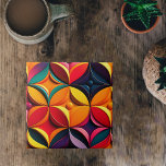 Geometric Colorful Blommigt Artwork Kakelplatta<br><div class="desc">En geometrisk design som har fet, vinkelformade former och upprepande mönster som är symmetriskt ordnade. Denna typ av Art Deco mönster var populär på 1960-talet och kännetecknas av sin använda av starkt färg, vasst linjer och geometriska former. I fodral är det sittande mönster färglöst, med en rad ljusa och feta...</div>