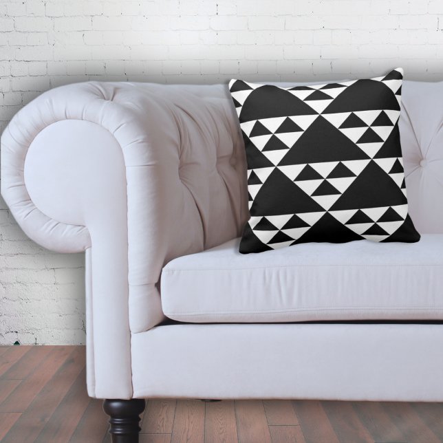 Geometric Ethnic Triangle Mönster White & Black Kudde (Geometric Ethnic Triangle Pattern White & Black Throw Pillow, Eclectic Loft Living)