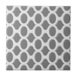 Geometric Grått White Decorative DIY Kakelplatta<br><div class="desc">En modern dekorativ keramisk platta i grått och vita geometriska former med faux 3d-effekt,  för dina DIY-projekt i hemmet som accentplattor,  ryggsplash i köket,  duschvägg och duschmössor,  kameromgivning och ramade plattor.</div>