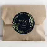 Geometric Guld Blue Grönt Tack Wedding Favor Runt Klistermärke<br><div class="desc">Den här geometriska guld blå grönten tack för att du vill ha ett klassiskt runda dekal för bröllopet är perfekt för ett enkelt bröllop. Utformningen har handmålad vacker grönt som lämnar i mörk blått bakgrund och lägger till ett guld geometriskt ram. Gör etiketten egen genom att inkludera namn, händelsen (om...</div>