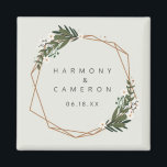 Geometric Guld Boho Greenery Wedding Favor Magnet<br><div class="desc">Modern boho-bröllopsmagnet med namn och datum inuti ett guld-geometriskt ram omgivet av gröna och vita blommor. En botanisk design som är perfekt för ett bohemiskt firande under sommaren. Anpassningsbarnas magneter gör underbara bröllopsförmåner som dina gäster vill behålla. Ram: a) Designad av Freepik</div>