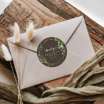 Geometric Guld Brown Tack Wedding Favor Runt Klistermärke<br><div class="desc">Det här geometriska guld-bruna tacket för ditt bröllop är en perfekt för ett rustiskt bröllop. Utformningen har handmålad vacker grönt som lämnar i en brun bakgrund och lägger till ett guld geometriskt ram. Gör etiketten egen genom att inkludera namn, händelsen (om tillämpligt) och datum. De här klistermärkena kan ge komplimanger...</div>