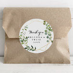 Geometric Guld Tropical Tack Wedding Favor Runt Klistermärke<br><div class="desc">Det här geometriska guld-tropiska tacket för att du vill ha ett klassiskt runda klistermärke är perfekt för ett enkelt bröllop. Utformningen har handmålade vackra löv för grönt, som lägger till ett guld-geometriskt ram. Gör etiketten egen genom att inkludera namn, händelsen (om tillämpligt) och datum. De här klistermärkena kan ge komplimanger...</div>