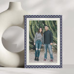 Geometric Hanukkah Large Photos Blue Mid Century Julkort<br><div class="desc">Denna moderna Hanukkah-design har ett marinblått geometriskt gräns som inspirerats av mönster i mitten av århundradet. Framsidan visar ett stort foto med skarp elfenben och ren typografi. På baksidan finns utrymme för ytterligare ett helgdag för foto och anpassningsbar.</div>