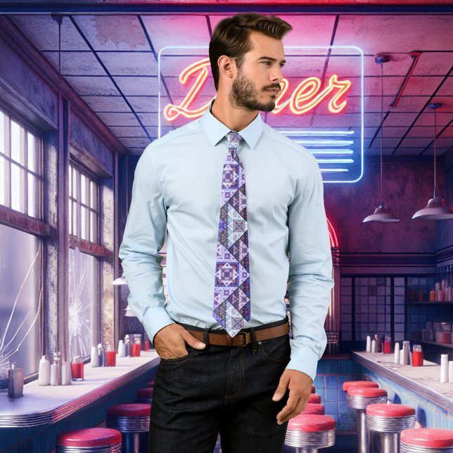 Geometric Lila Blue Mönster Tie Slips (Tie with an abstract geometric pattern in purple, blue and lavender.)