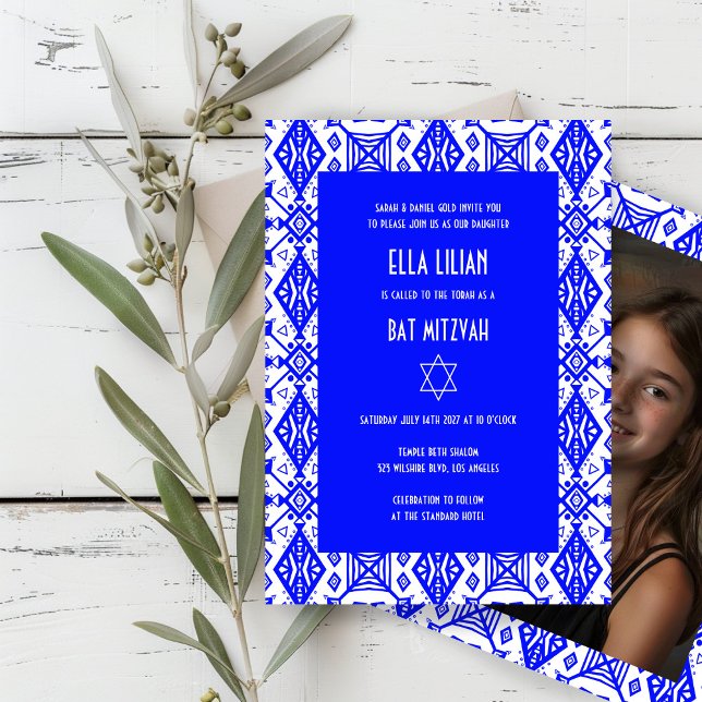 Geometric Mönster Anpassningsbar Photo Fladdermus  Inbjudningar (Blue White Geometric Pattern Custom Photo Bat Bar Mitzvah Invitation
)