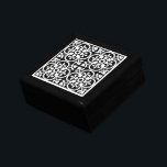 Geometric Mönster Black White Wooden Keepsaké Gift Minnesask<br><div class="desc">En modern geometrisk quatrefoil svart och vit mönster-lackerad smycke- eller keepsakträlåda med en snyggt modern dekorativ keramisk plattlock.</div>