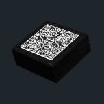 Geometric Mönster Black White Wooden Keepsaké Gift Minnesask<br><div class="desc">En modern geometrisk quatrefoil svart och vit mönster-lackerad smycke- eller keepsakträlåda med en snyggt modern dekorativ keramisk plattlock.</div>