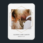 Geometrisk | Bröllop Foto- och romerskt datum Magnet<br><div class="desc">Den här ultratunna magnetdesignen har ditt favoritfoto från bröllop med ett faux-guld-geometriskt överlägg för ram och din namn tillsammans med ditt bröllop-datum med romerska siffror.</div>