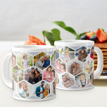 Geometrisk fotokollage 17 Bild Silver Grått Jumbo Mugg<br><div class="desc">Skapa din egen geometriska fotokollage med 17 av dina favoritfoton i familjen. Fotomallen är inställd för att du ska kunna lägga till bilder, arbeta i rader från lämnat till höger, för att skapa en bikaka mönster. Hexagondesignen är silver grått och vit - sök i butiken om du vill ha mer...</div>