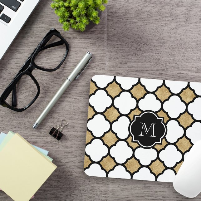 Geometrisk guld svart vit Quatrefoil monogram Musmatta (Skapare uppladdad)
