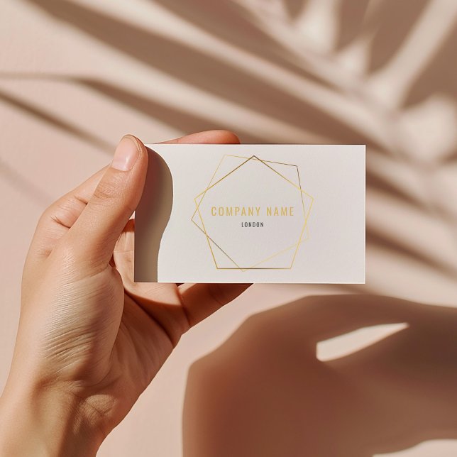 Geometrisk guldeffekt visitkort (Modern business card with luxury gold effect geometric pentagon and elegant script.)