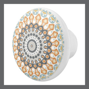 Geometrisk mandala i orange, grått och blått knopp