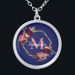 Geometrisk monogram för blå blommigt guld silverpläterat halsband<br><div class="desc">En chic marin blå bakgrund. Ett faux guld geometric ram dekorerat med vattenfärgade blommor,  ro i burgundi och rosa och fjädrar från boho stil. Mallar för ditt namn och monogram brev. Namn i rosa är skrivet med ett modernt och trendig handskript i stil. Monogrammet brev i korallen.</div>