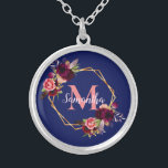 Geometrisk monogram för blå blommigt guld silverpläterat halsband<br><div class="desc">En chic marin blå bakgrund. Ett faux guld geometric ram dekorerat med vattenfärgade blommor,  ro i burgundi och rosa och fjädrar från boho stil. Mallar för ditt namn och monogram brev. Namn i rosa är skrivet med ett modernt och trendig handskript i stil. Monogrammet brev i korallen.</div>