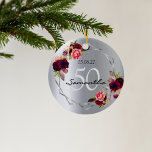 Geometrisk monogram för silver blommigtar från föd julgransprydnad keramik<br><div class="desc">Ett 50-årsjubileum med mallar för namn, datum och ålder 50 år. Trendig bohemian boho stil. Dekorerad med vattenfärgat ro i burgundi och rosa. Glamorös, glansig faux silver-metallisk tittar bakgrund både fram och bak. Ett faux silver geometric ram. Perfekt både som födelsedagspresent, keepé eller som party födelsedagsfest dekoration. Perfekt för en...</div>
