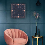 Geometrisk perfektion i en Art Deco Fyrkantig Klocka<br><div class="desc">Geometrisk perfektion,  gyllene elegans och ren vintage charm. Perfekt för designälskaren med klassisk smak.</div>