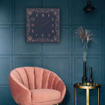 Geometrisk perfektion i en Art Deco-stil Fyrkantig Klocka<br><div class="desc">Geometrisk perfektion,  gyllene elegans och ren vintage charm. Perfekt för designälskare med klassisk smak.</div>