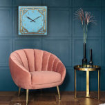 Geometrisk perfektion i en Art Deco väggklocka<br><div class="desc">Geometrisk perfektion,  gyllene elegans och ren vintage charm. Perfekt för designälskare med klassisk smak.</div>