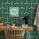 Geometrisk perfektion i en Art Deco väggklocka<br><div class="desc">Geometrisk perfektion, gyllene elegans och ren vintage charm. Perfekt för designälskare med klassisk smak.</div>