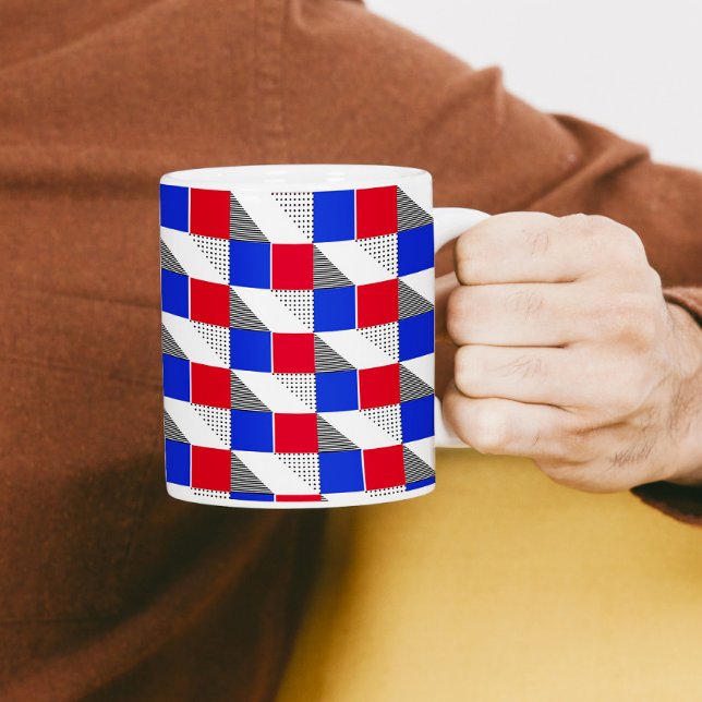 Geometrisk röd svart vit och blå mönster-estetisk kaffemugg (Skapare uppladdad)