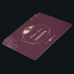 Geometrisk royal för Burgundy-Blommigt iPad Skydd<br><div class="desc">Elegant,  Unik design med vattenfärgsbuketter för blommigt,  en geometrisk ro-texturerad form,  allt på en fet,  burgundär bakgrund med skisserade löv. Använda Anpassa verktyg om du vill lägga till din information. Om du vill ha matchande objekt går du till min geometriska samling för Burgundy Lövs.</div>