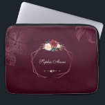 Geometrisk royal för Burgundy-Blommigt Laptop Fodral<br><div class="desc">Elegant,  Unik design med vattenfärgsbuketter för blommigt,  en geometrisk ro-texturerad form,  allt på en fet,  burgundär bakgrund med skisserade löv. Använda Anpassa verktyg om du vill lägga till din information. Om du vill ha matchande objekt går du till min geometriska samling för Burgundy Lövs.</div>