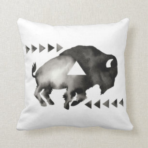 Geometrisk sömnig buffel. Modernt. Svart vit Kudde