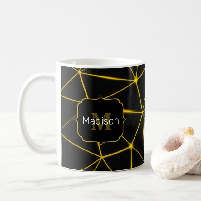 Geometriska svarta trianglar guld linjer Monogram Kaffemugg (Med munk)