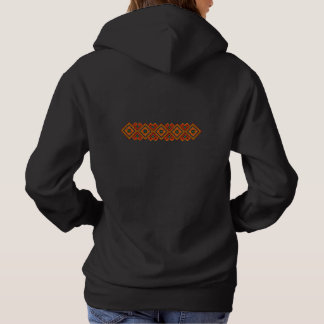 Geometriskt broderat utseende t shirt