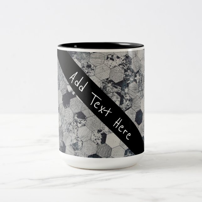 Geometriskt Grått, Vit och Svart Hexagon Mönster Två-Tonad Mugg (Center)