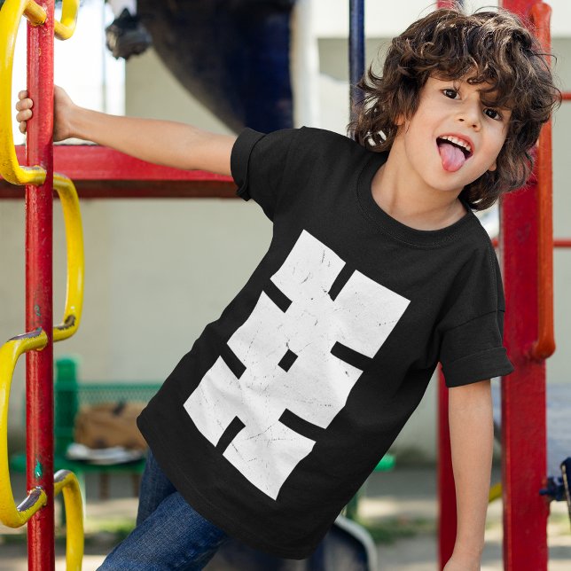 Geometriskt pussel t shirt (stylish hairstyle kid playing in a playground)