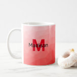 Geometriskt rutnät mönster Monogram Kaffemugg<br><div class="desc">Monogram Anpassa med din anpassningsbar från början och namn. Röd övertoning,  geometriskt nät mönster. Triangelns geometriska nät med ljusröd mörk-övertoning. mönster,  ombre,  nät,  trianglar,  geometri,  geometri,  övertoning,  coola,  triangel,  ljus,  röd</div>