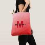 Geometriskt rutnät mönster Monogram Tygkasse<br><div class="desc">Monogram Anpassa med din anpassningsbar från början och namn. Röd övertoning,  geometriskt nät mönster. Triangelns geometriska nät med ljusröd mörk-övertoning. mönster,  ombre,  nät,  trianglar,  geometri,  geometri,  övertoning,  coola,  triangel,  ljus,  röd</div>