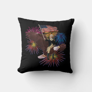 George Washington Riding an Eagle med en Flagga Kudde
