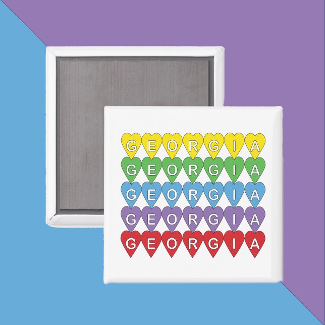 Georgia Hjärtans Regnbågsmönster Magnet (A magnet that says Georgia inside yellow, green, blue, purple and red hearts.)