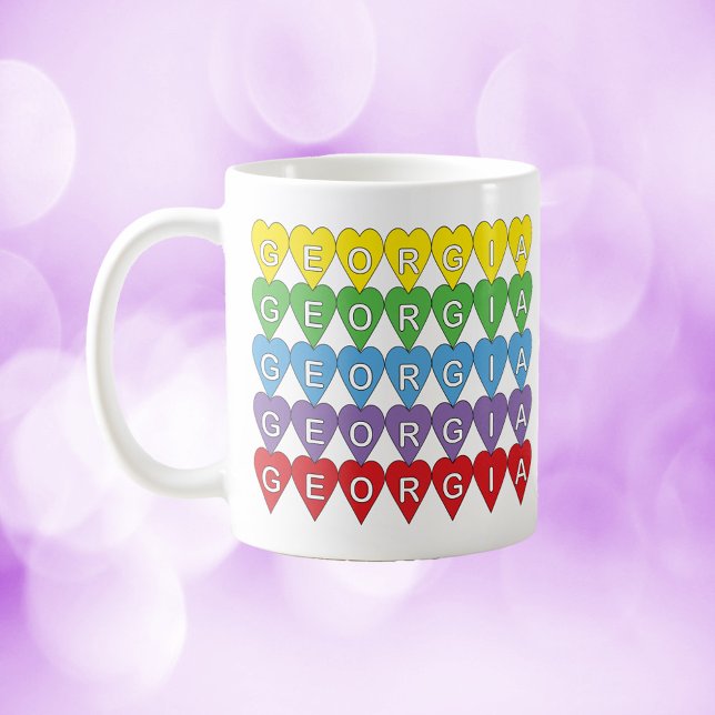 Georgia Hjärtmönster Regnbåge Kaffemugg (A mug that says Georgia inside colorful hearts!)