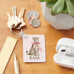 Gepard med rosa rosett och randigt monogram nyckelring