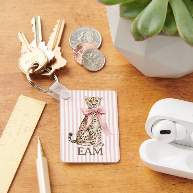 Gepard med rosa rosett och randigt monogram nyckelring (Skrivbord)