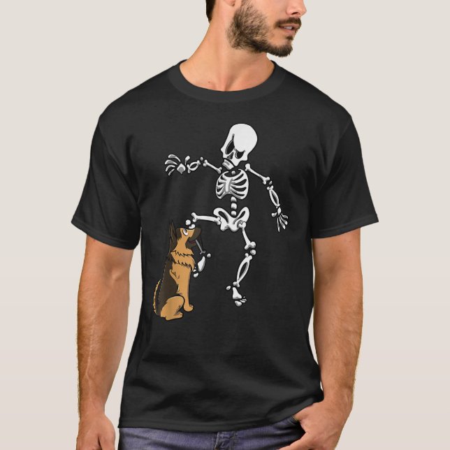German Shepherd Biting Skeleton Leg Halloween T Shirt (Framsida)