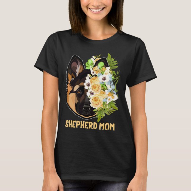 German Shepherd Mom Flowers Apparel Shepherd Mama  T Shirt (Framsida)