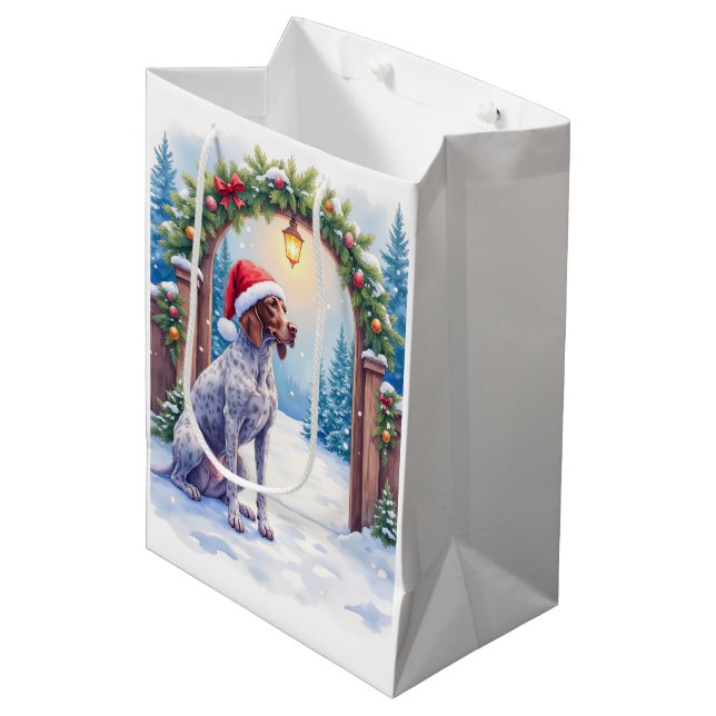German Shorthaired Pointer Snowy Gate Santa Hat (Framsidan Vinklad)