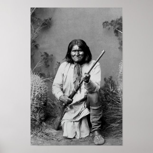 Geronimo Kneeling With Rifle - 1886 Poster (Framsidan)