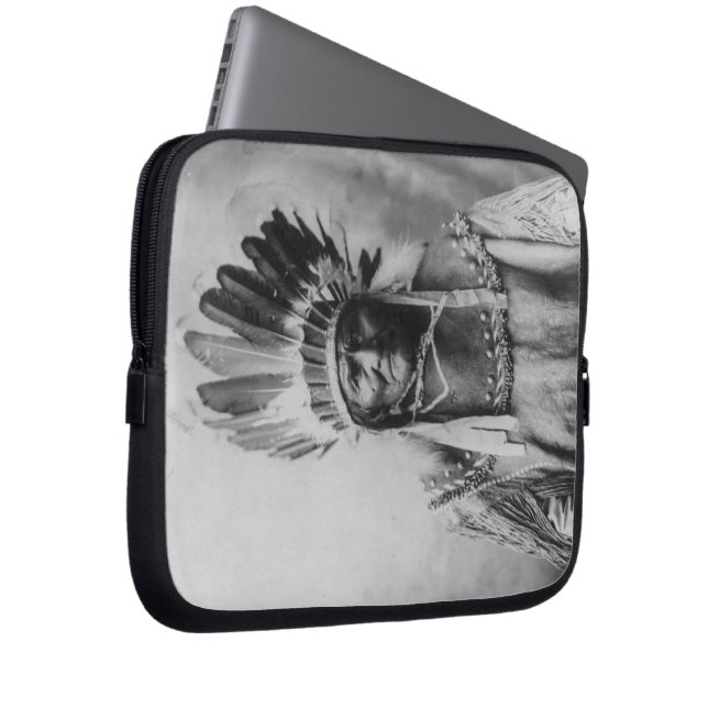 'Geronimo med huvudbonader Laptop Sleeve (Framsidan Höger)