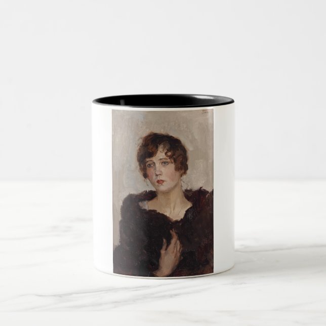 Gertie in a Päls Jackar (av Isaac Israels) Två-Tonad Mugg (Center)