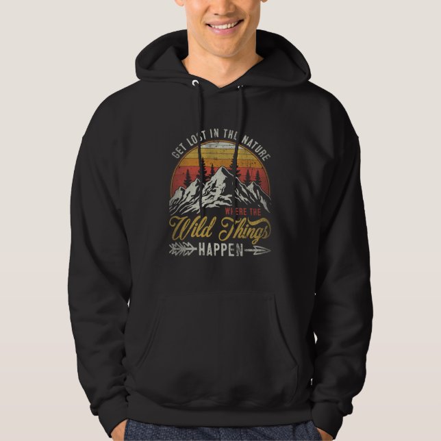Get Lost In Nature Where Wild Things Happen Campin Hoodie (Framsida)